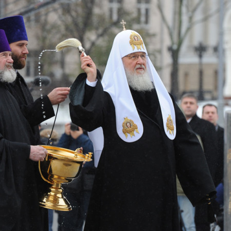 2967990 04.11.2016 Патриарх Московский и всея Руси Кирилл освящает памятник на церемонии открытия памятника святому равноапостольному князю Владимиру на Боровицкой площади в Москве. Михаил Климентьев/РИА Новости