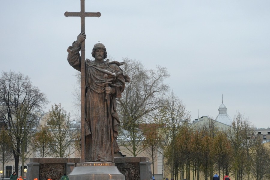 В Москве открыли памятник князю Владимиру